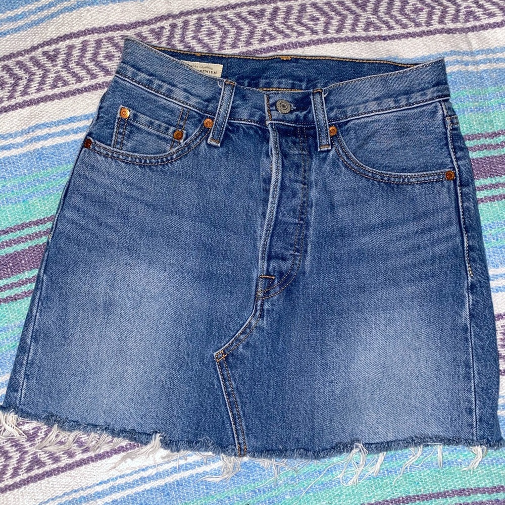 Levi’s denim skirt 24